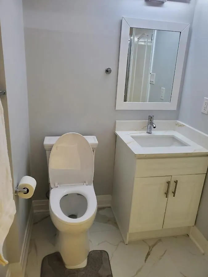 Maxwell Esabu Apartment Toronto Homestay